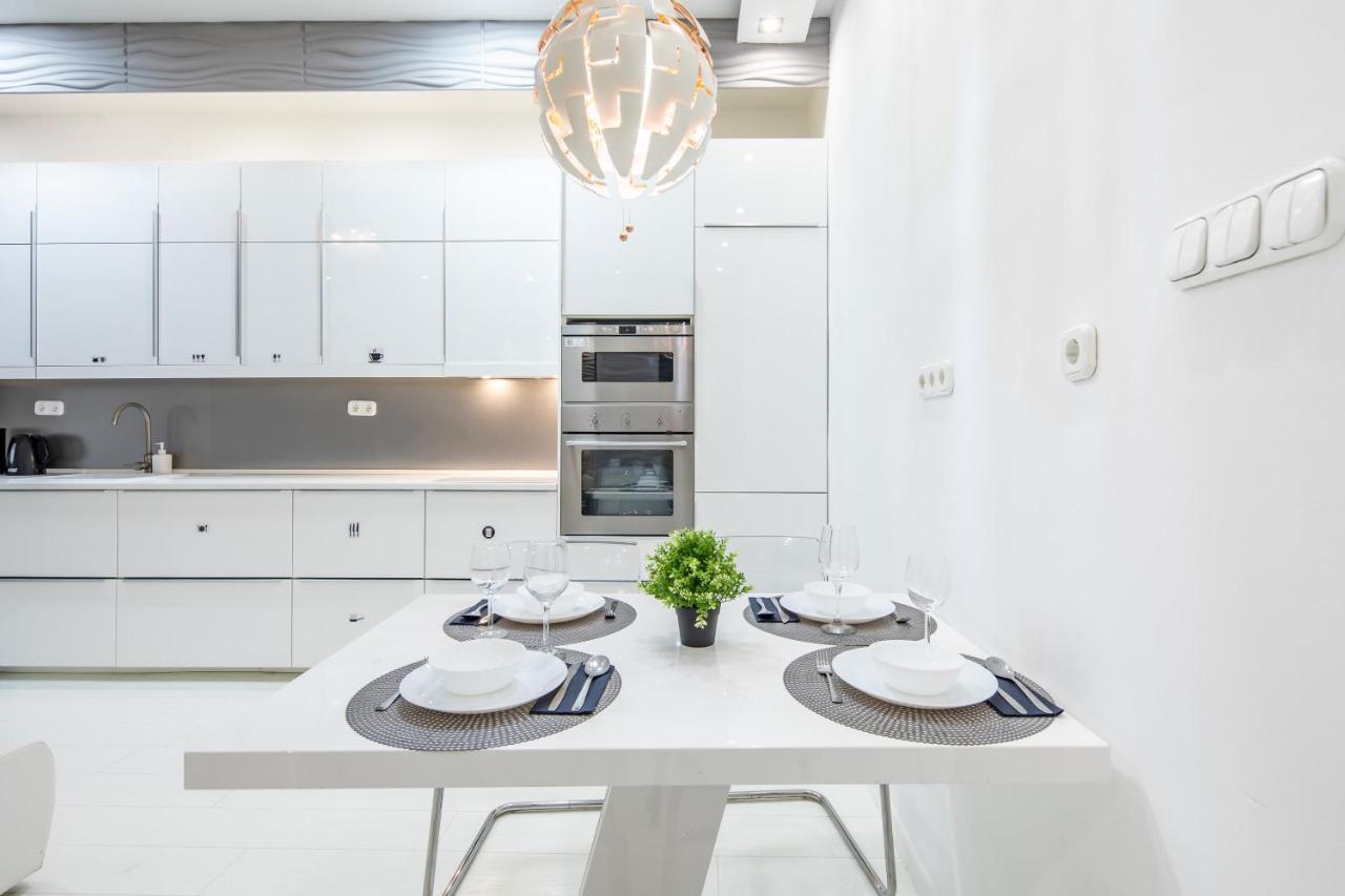 Cozy & Central Apartment With 2-Bedroom Budapest Eksteriør billede