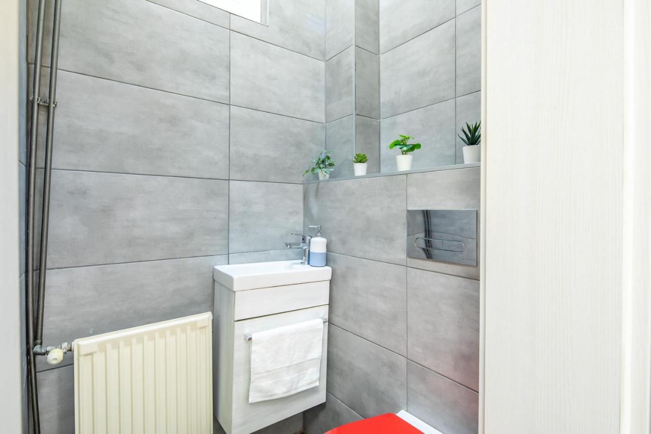 Cozy & Central Apartment With 2-Bedroom Budapest Eksteriør billede
